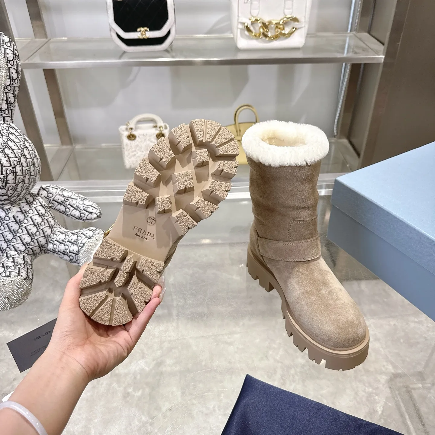 👟👟Ex-factory price 700👟👟 🔥Heavyweight🔥4050 Prada/PRADA autumn and winter snow boots counter new thick-soled anti-ski boots warm wool short boots, the same style as PRADA autumn and winter T-stage catwalk catwalk celebrity stars, original 1:1 replica, high-quality quality! The top version is comfortable on the feet and makes you look slimmer, elegant and intellectual! It is a rare pair of comfortable and warm casual snow boots! ❶Fabric: High mercerized cow suede/first layer cowhide ❷Lining: %100 pure wool imported from Australia ❸Feet: %100 pure wool imported from Australia ❹Outsole: Original TPU foam bottom Four-color women's sizes: 36–42. Complete packaging, with certified pure cotton bag after-sales service card.